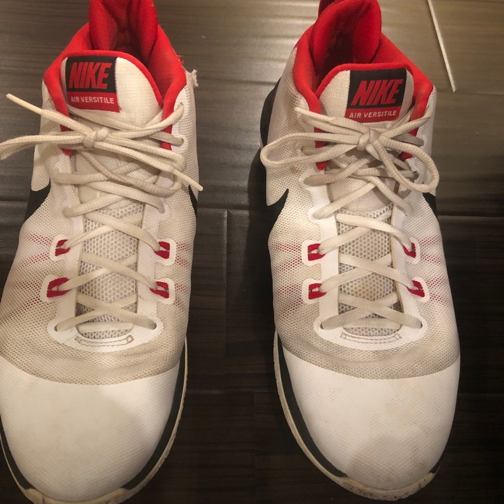 Nike Mens Versitile basketball sneaker size 12